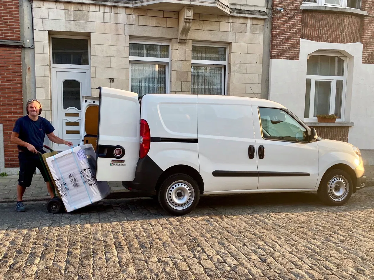 Technieker van De Volder levert een toestel met de bedrijfswagen